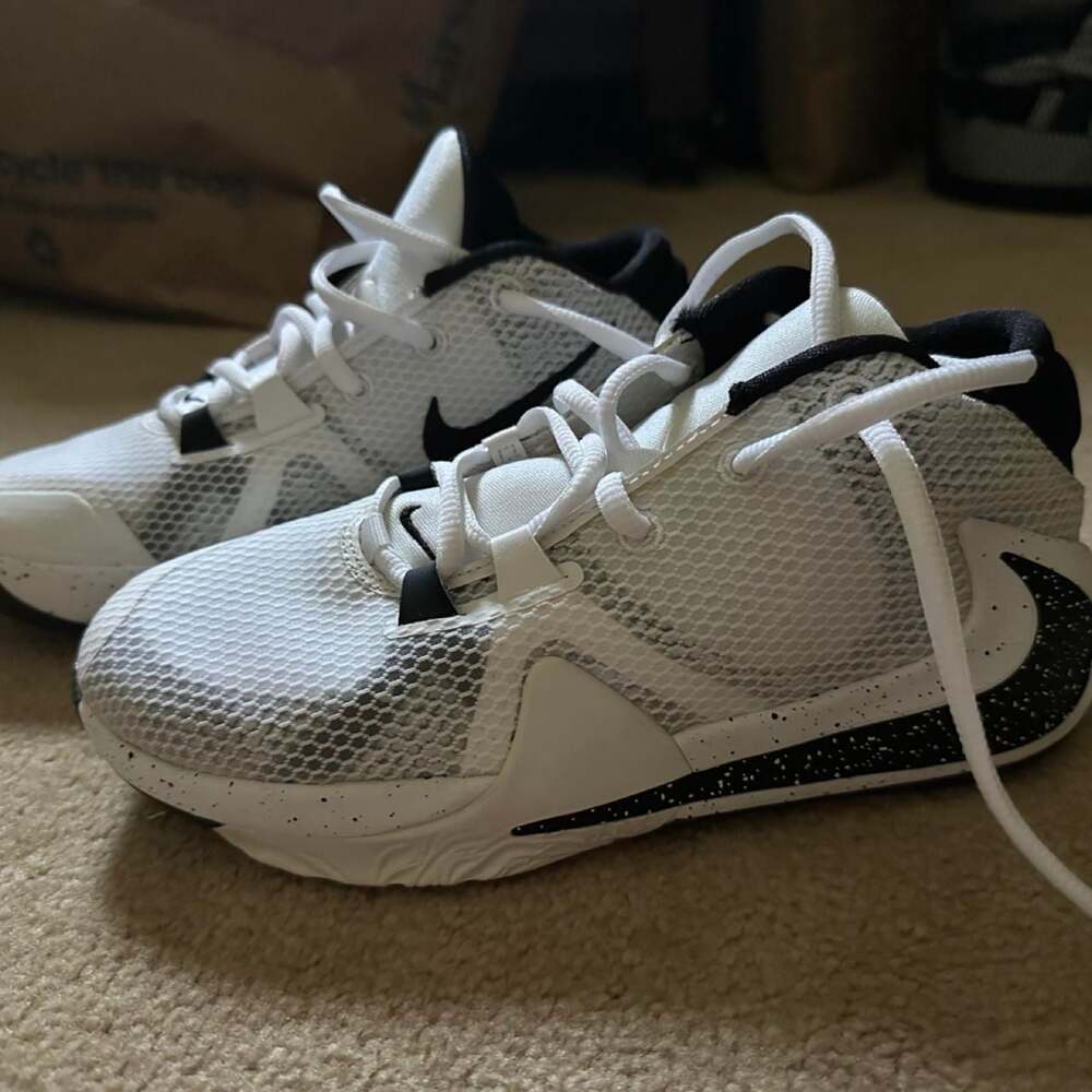 Nike Kyrie Flytrap III Basketball Sneakers Size 4.5 Youth White Black